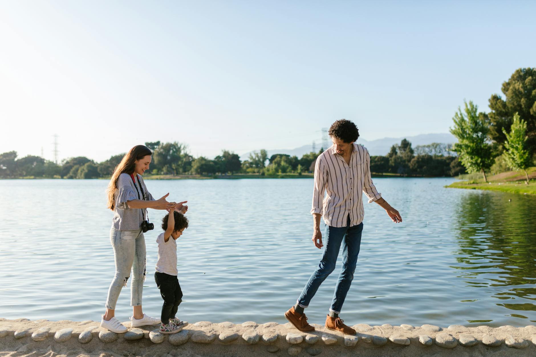 Base de loisirs du Marsan : un site nature pour les familles autour de Mont-de-Marsan — famille profitant des activités au lac