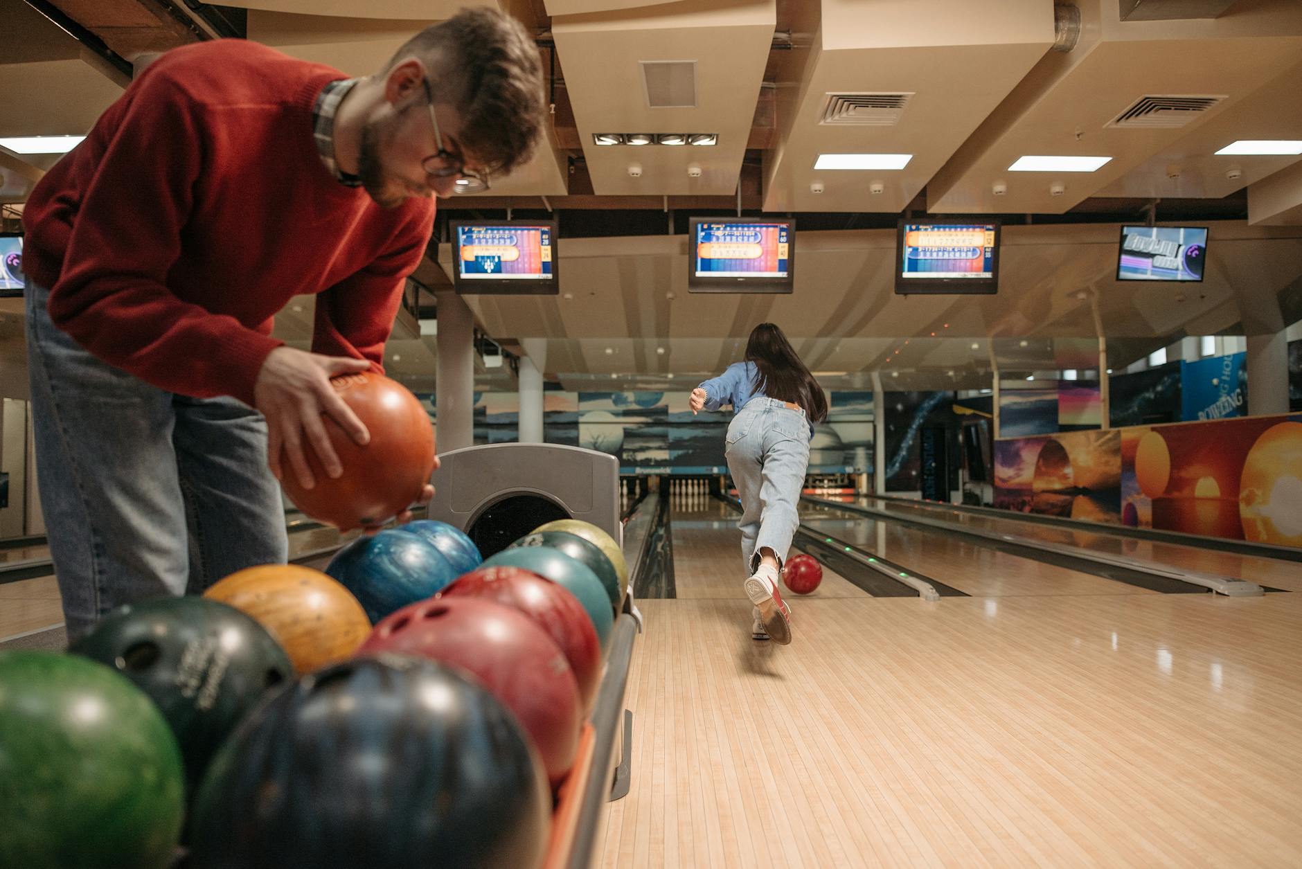 Bowling Bègles horaires et fonctionnement sur place : ce qu’il faut savoir avant de venir — salle de bowling avec des joueurs