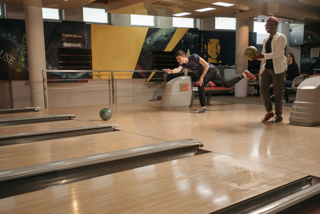 Bowling Bègles horaires, tarifs et — salle de bowling avec des joueurs