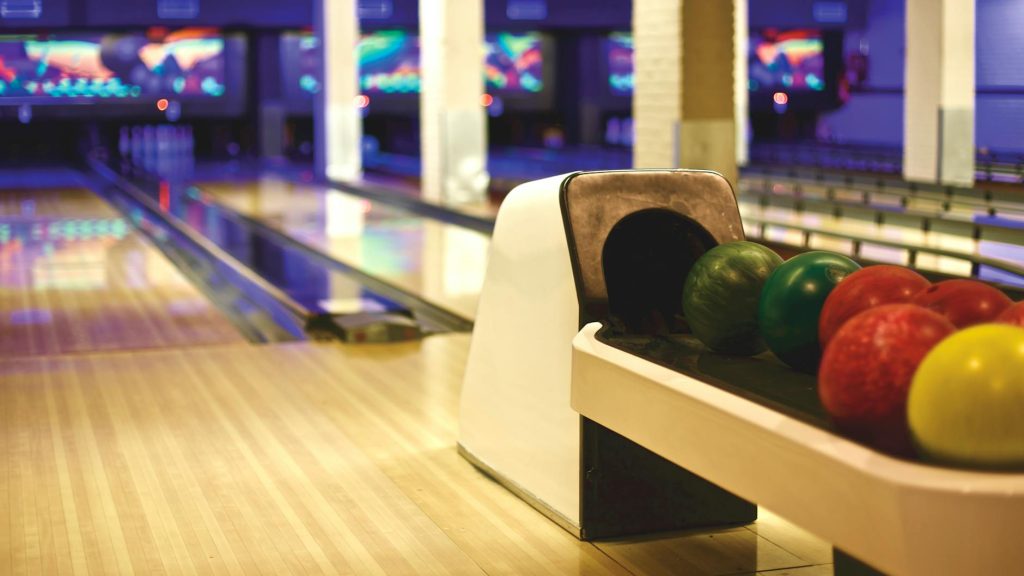 Bowling Bordeaux Lac horaires, tarifs — salle de bowling avec lumières colorées