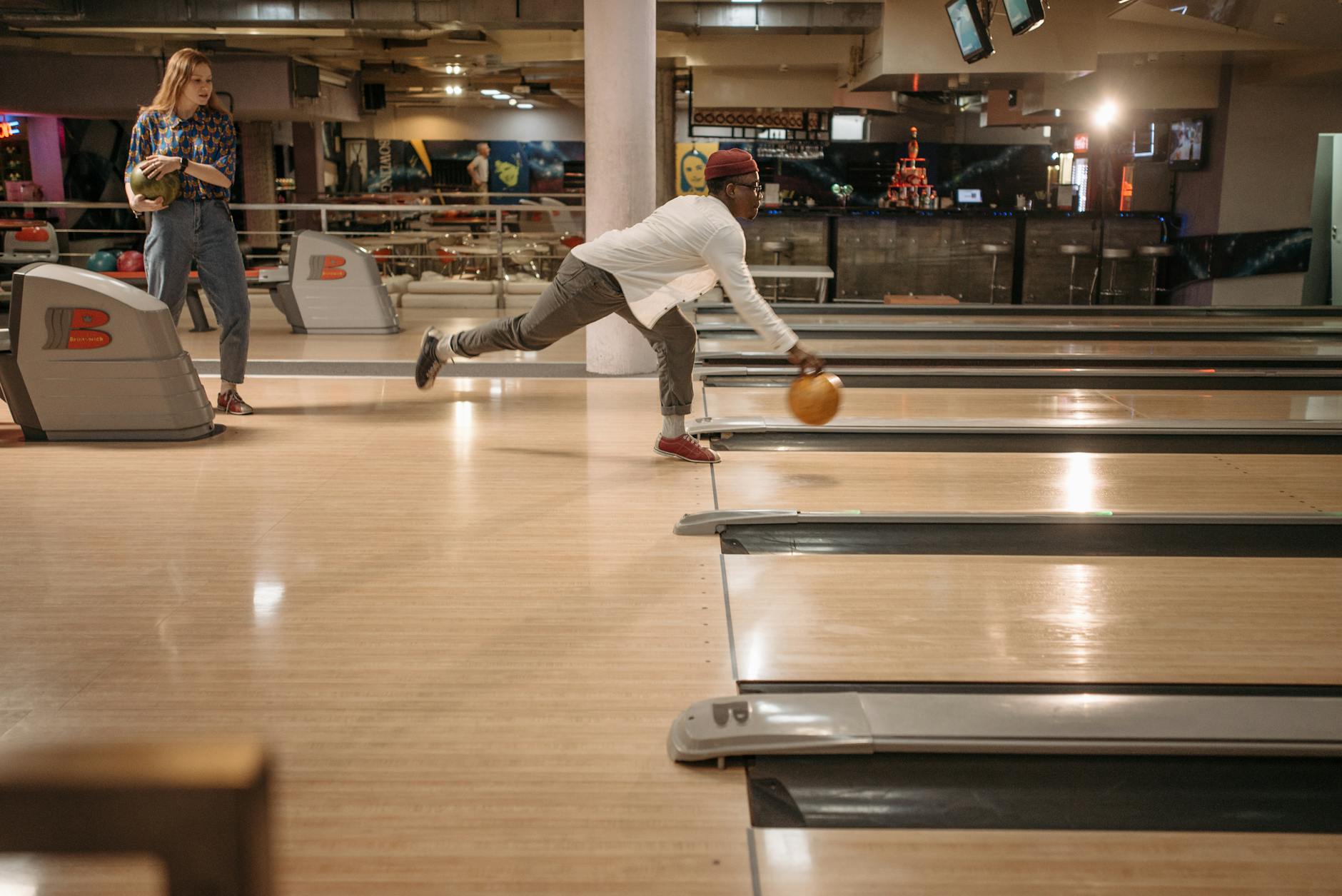 Bowling Bordeaux Mériadeck : horaires, tarifs bowling et budget à prévoir — allée de bowling avec des joueurs