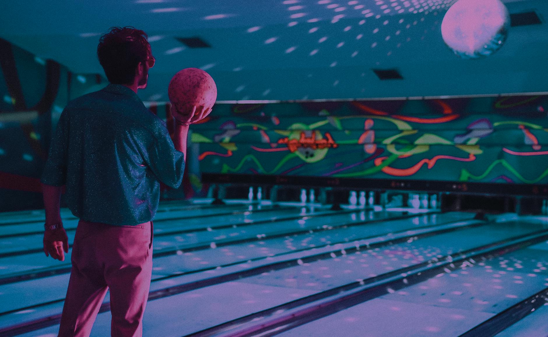 Bowling Meriadeck à Bordeaux : ambiance, équipements et pour qui c’est vraiment adapté — allée de bowling lumières néon