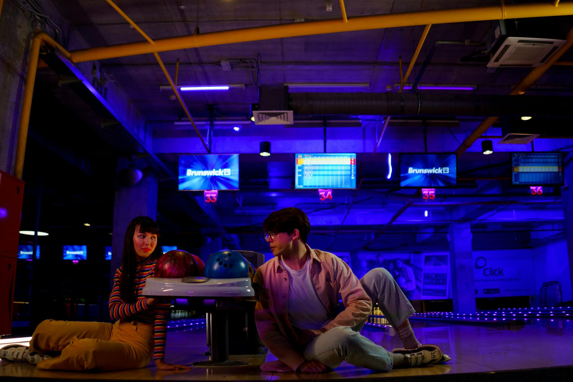 Bowling Meriadeck à Bordeaux tarifs, — allée de bowling lumières néon