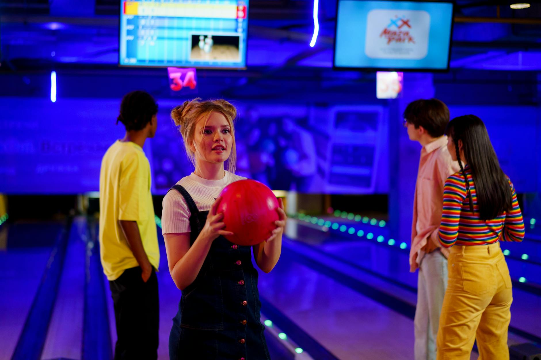 Bowling Noyon Sensations Bowling : cadre, ambiance et atouts pour une sortie réussie — allée de bowling lumières néon
