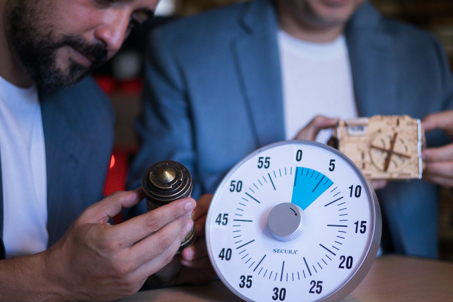 Escape game Cherbourg : panorama des salles et profils de joueurs — joueurs dans une salle d'escape game