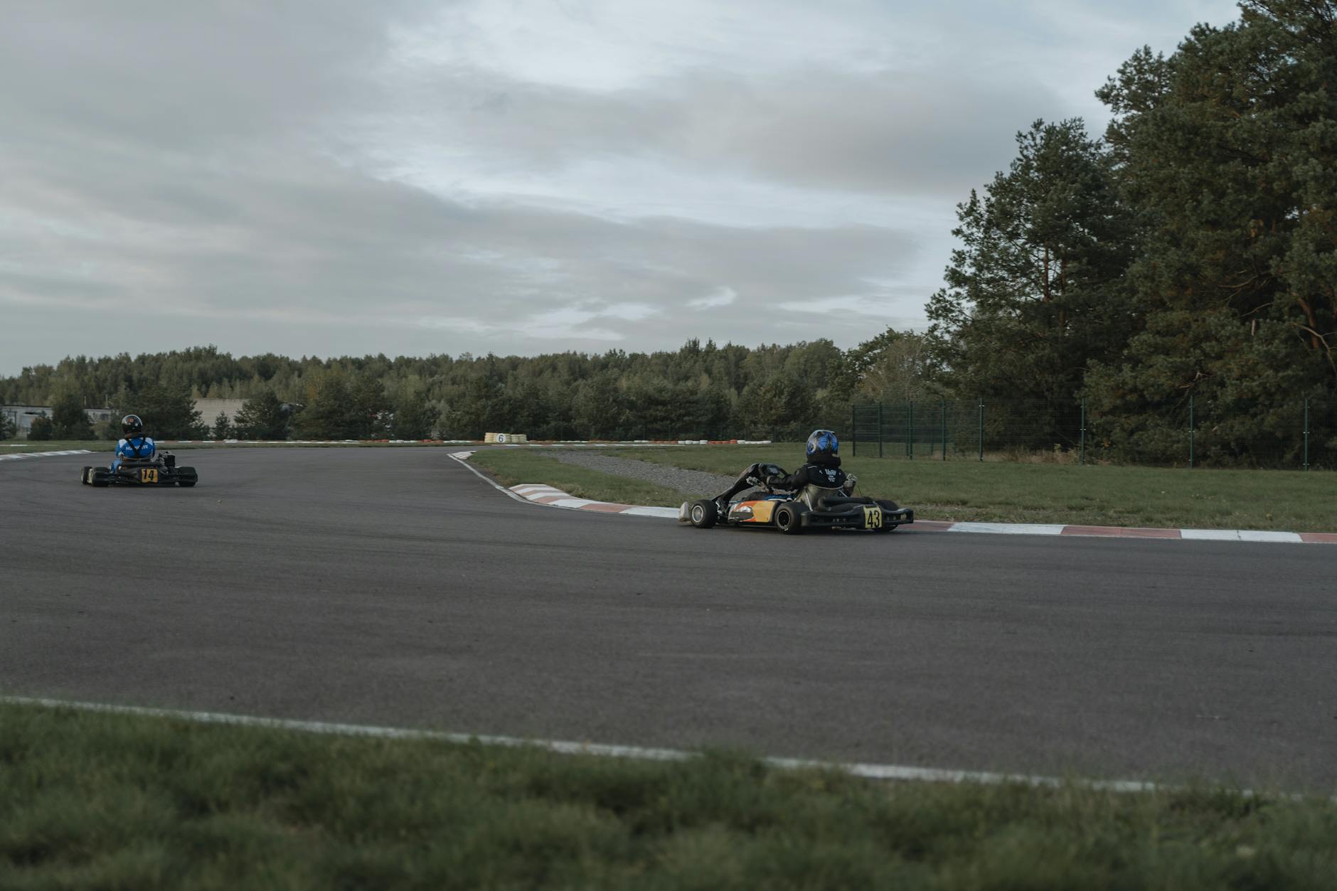 Karting Mérignac et alentours : quels circuits de karting choisir selon ton groupe — piste de karting en extérieur