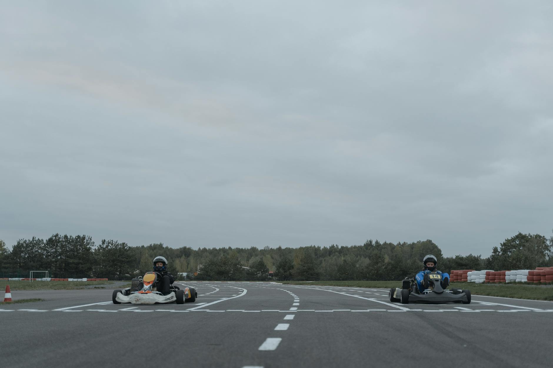 Karting Saint-Laurent-de-Mure et alentours : quelles pistes choisir selon votre tribu — piste de karting en extérieur