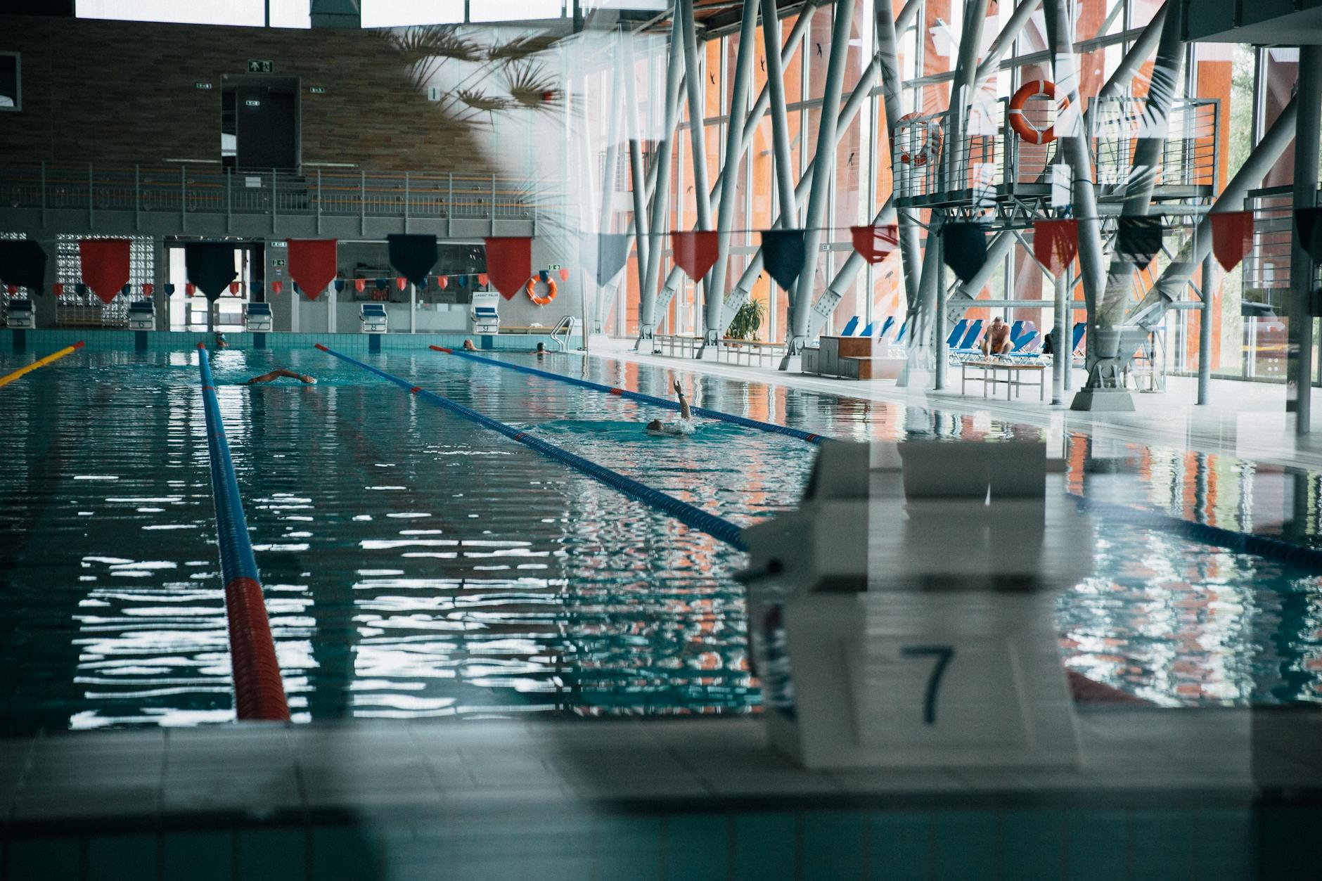 Piscine Mont-Saint-Aignan Eurocéane : panorama des bassins et espaces — piscine intérieure avec des nageurs