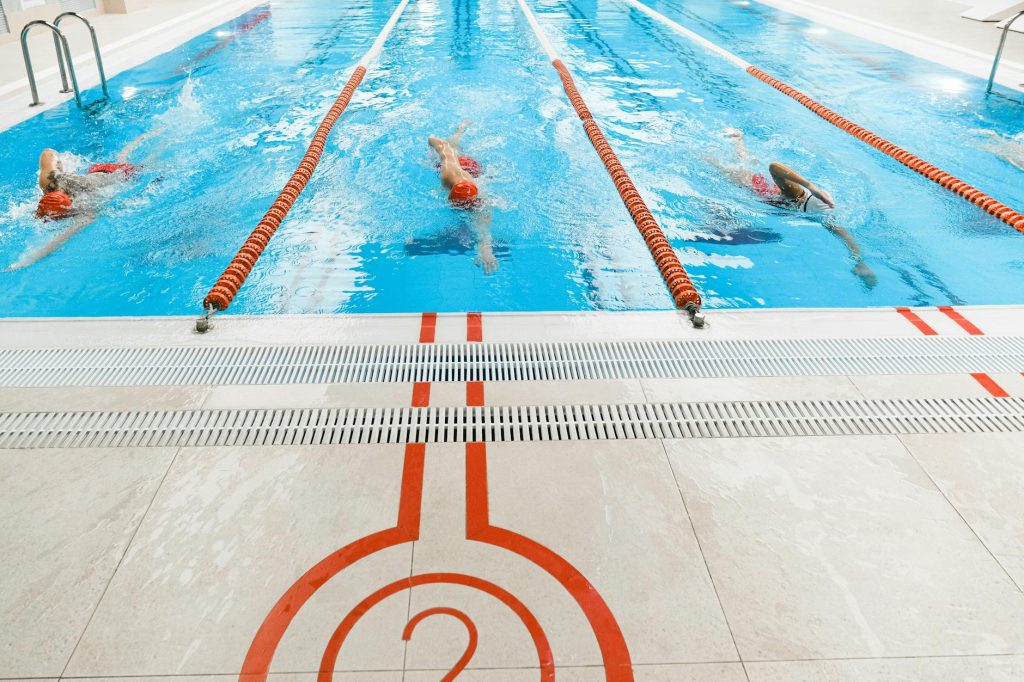 Piscine Mont-Saint-Aignan horaires, tarifs et — piscine intérieure avec des nageurs
