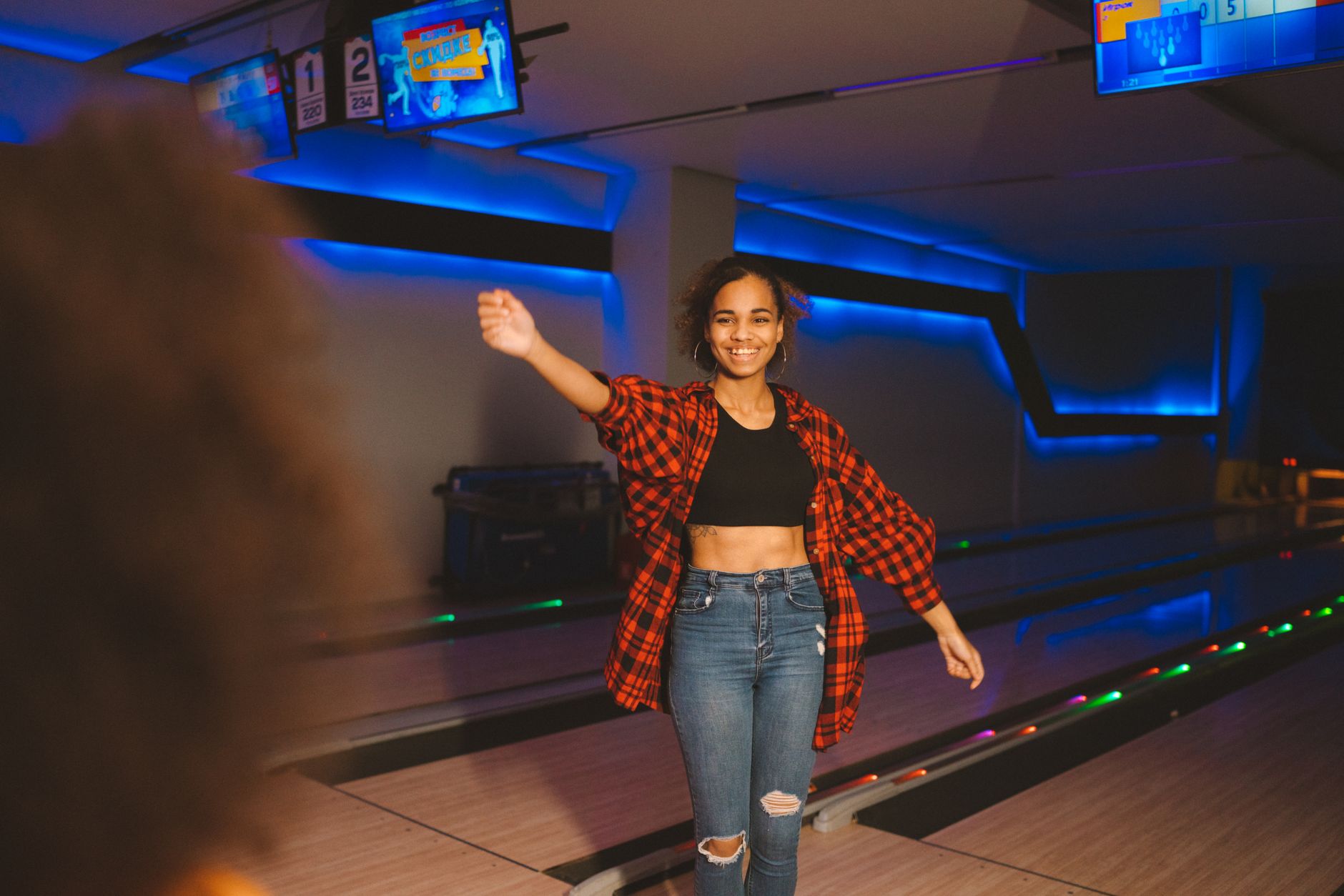 Bowling Le Pontet : horaires d’ouverture, affluence et meilleurs créneaux — allée de bowling lumières néon
