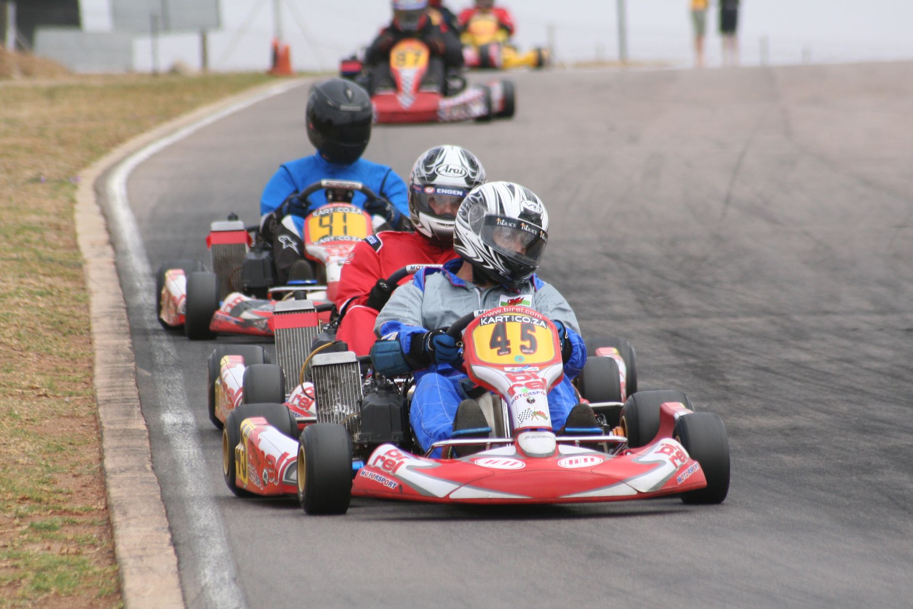 Box karting, coffret ou bon à imprimer : comment choisir le cadeau adapté ? — piste de karting en action