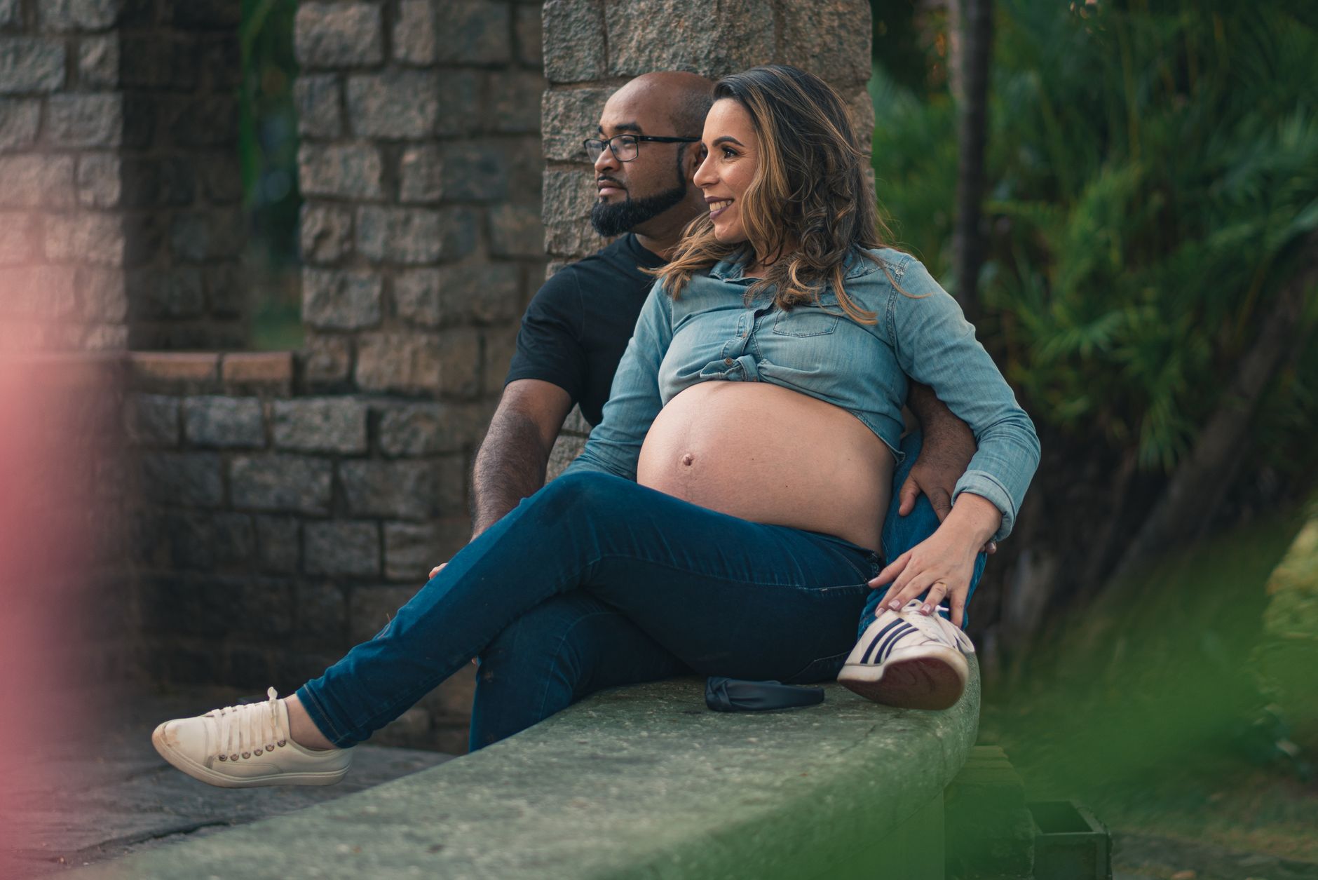 Activités insolites pour femme enceinte — femme enceinte se détendant en extérieur