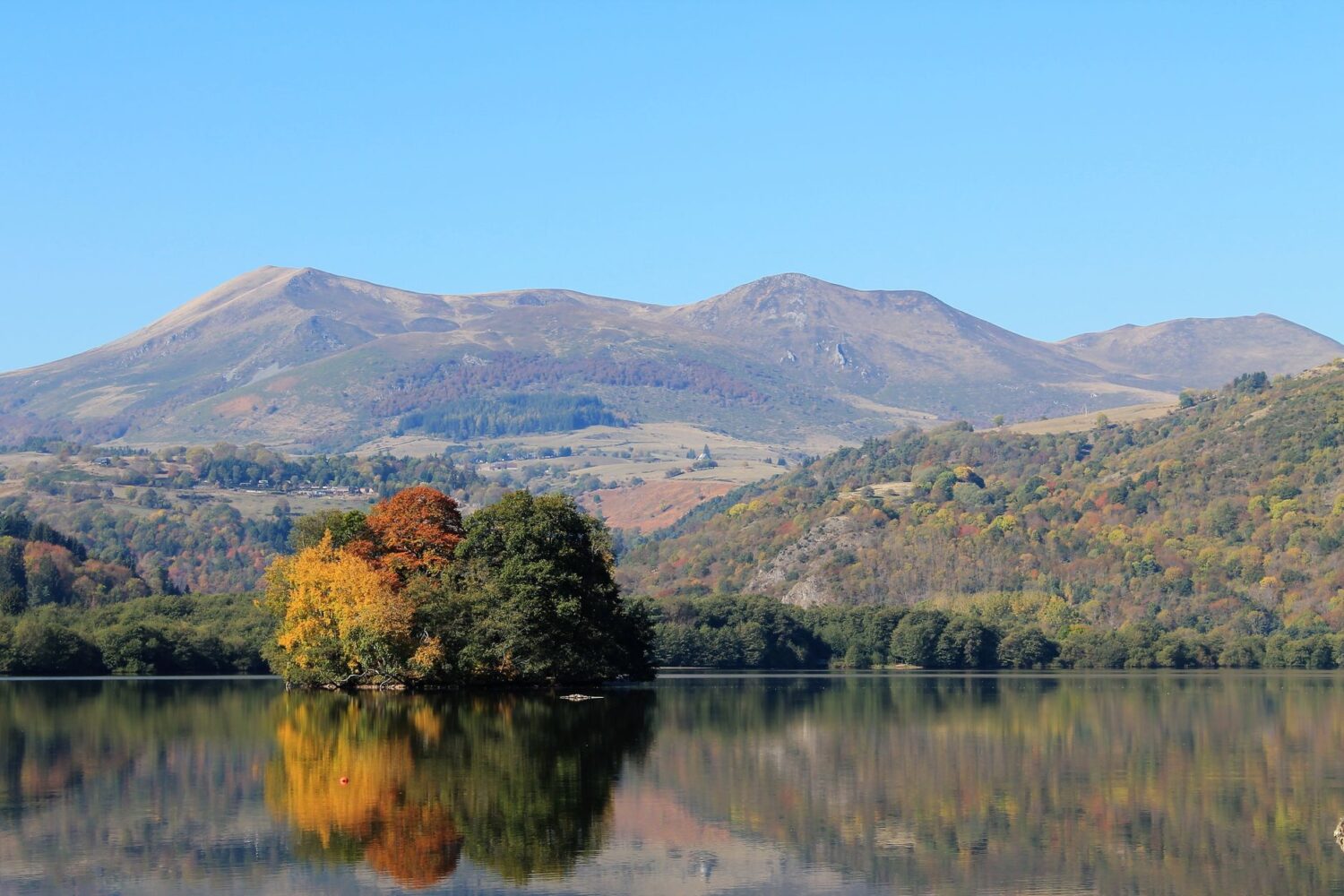 Tourisme en Creuse : randonnée, vélo, lac de Vassivière et lieux à visiter