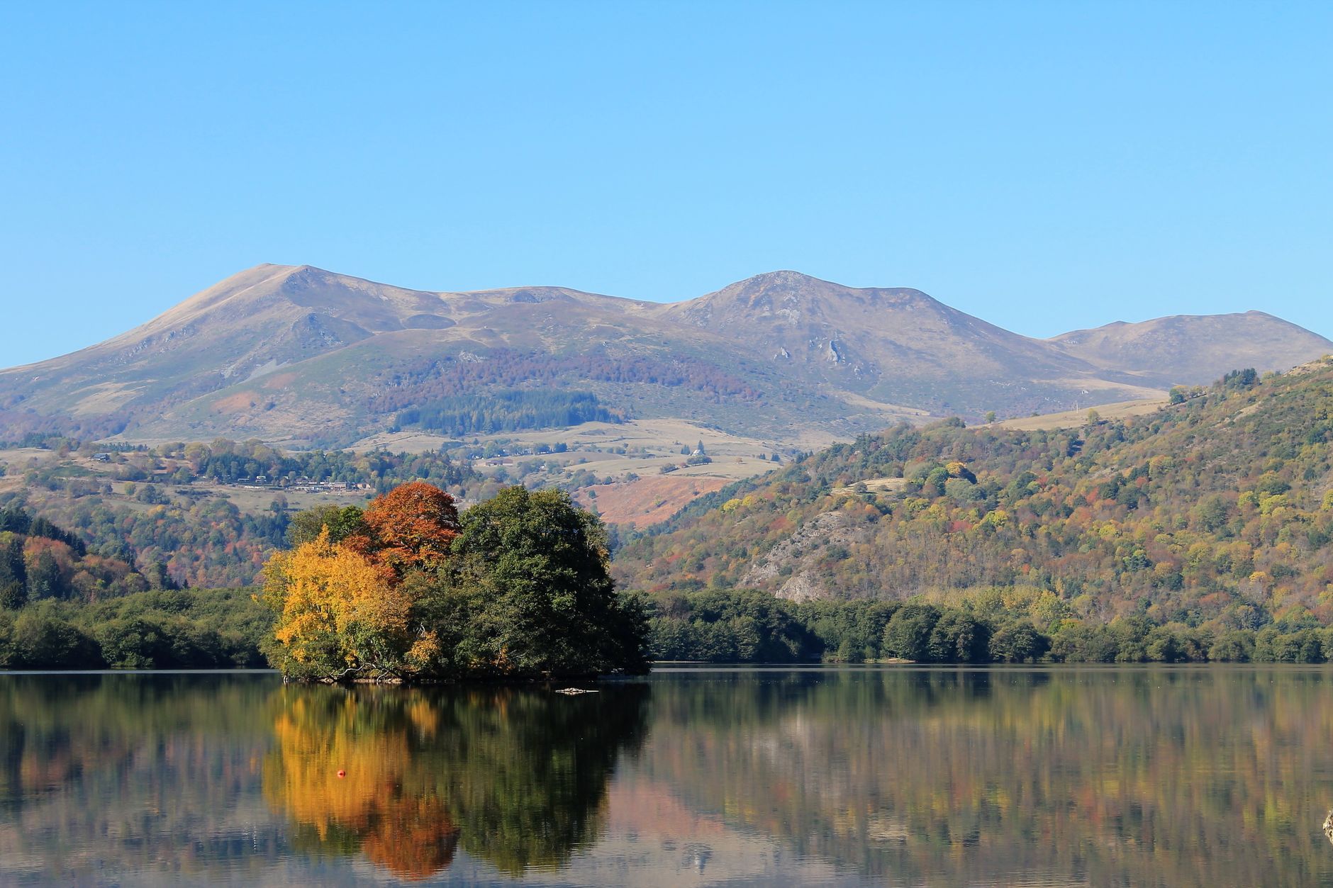 Tourisme en Creuse randonnée, vélo, — Tourisme en Creuse : randonnée, vélo, lac de Vassivière et lieux à visiter
