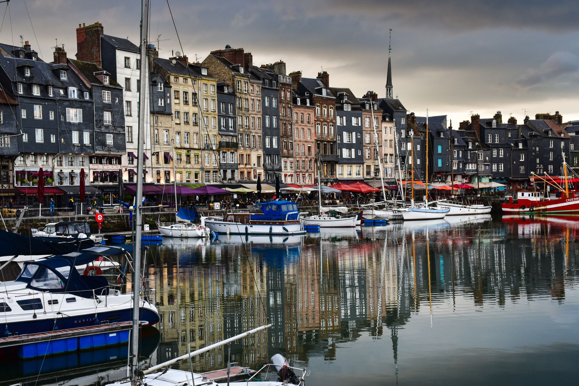 Visiter le Vieux Bassin et les ruelles de Honfleur — Vieux bassin Honfleur bâtiments colorés