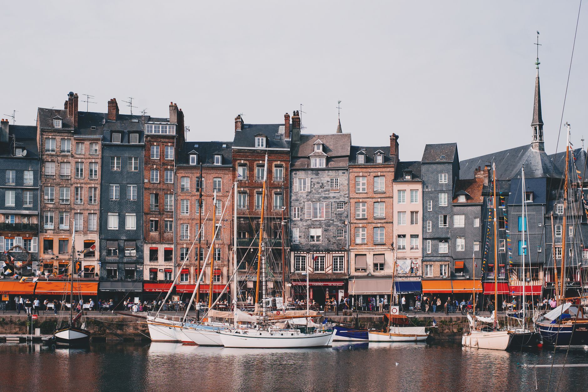 Visiter Honfleur que voir et — Vieux bassin Honfleur bâtiments colorés